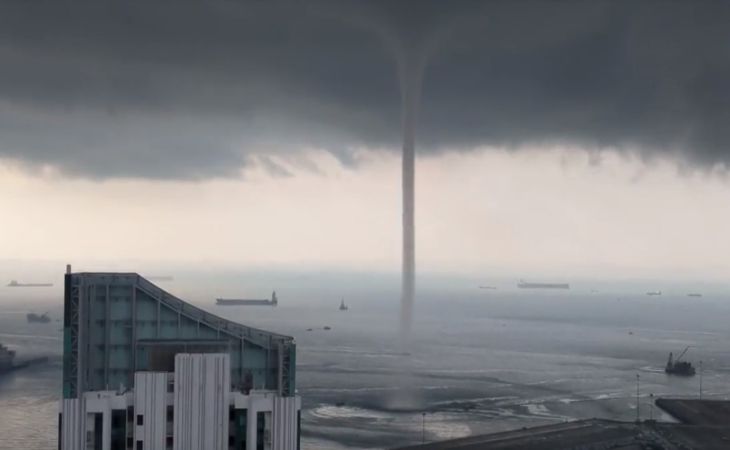 Завораживающие кадры: Очевидцы сняли гигантский водяной столб в центре  Сингапура