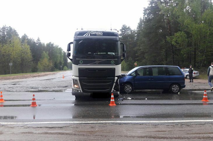 Под Полоцком фура протаранила Peugeot