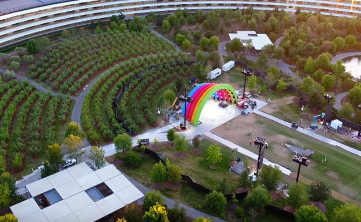 Apple несколько месяцев строила “радужную арку”