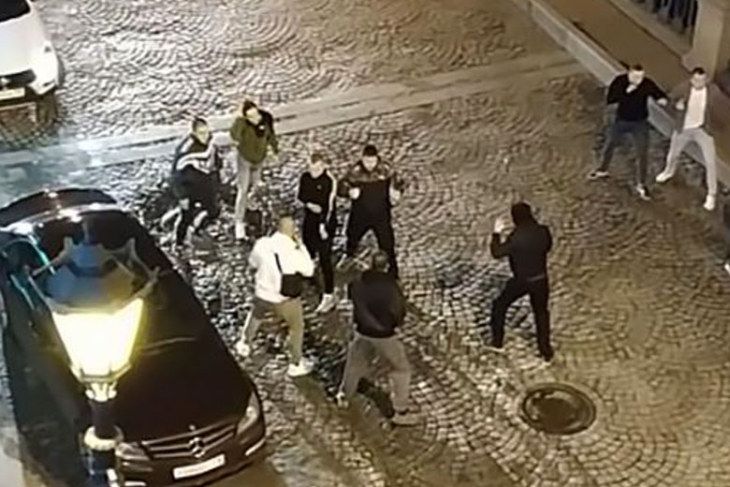 Футбольные фанаты перед матчем «Зенита» и ЦСКА устроили массовое побоище Футбольные фанаты перед матчем «Зенита» и ЦСКА устроили массовое побоище