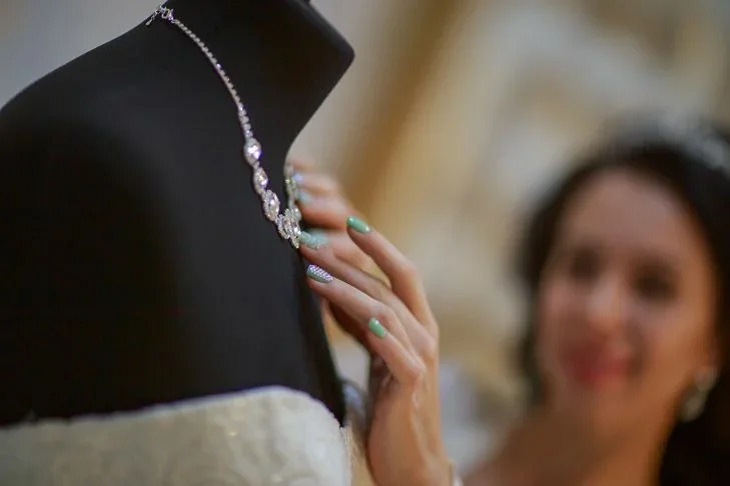 Женщина поссорилась с родственниками и со зла проглотила ожерелье Женщина поссорилась с родственниками и со зла проглотила ожерелье