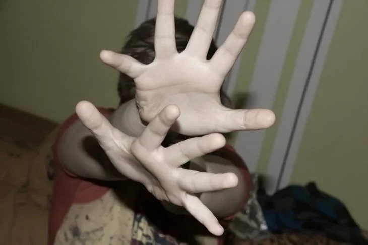 Школьница избила девочку-подростка из-за георгиевской ленточки