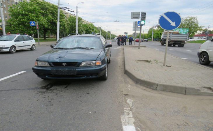 В Минске девушка пошла через дорогу на красный свет и попала под машину