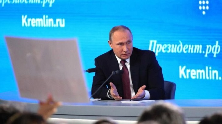 «Носил на руках соседку». Путин рассказал о жизни в доме без лифта