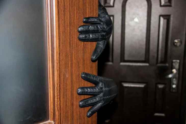 «Наш пострел везде поспел». Двое белорусов обокрали магазин в Великих Луках