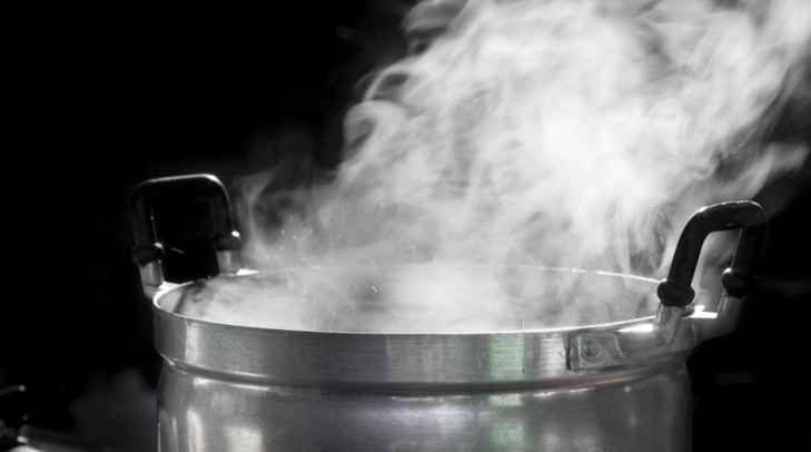 Бабушке ограничили свободу за гибель обварившейся кипятком внучки