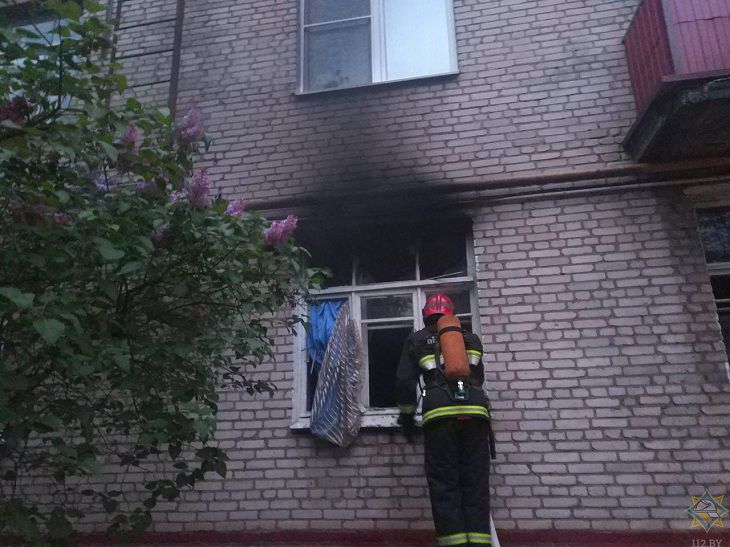 На пожаре в Минске работники МЧС спасли хозяина квартиры из ванной