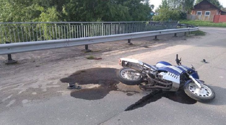 Под Добрушем пьяный байкер влетел в отбойник на мосту Под Добрушем пьяный байкер влетел в отбойник на мосту