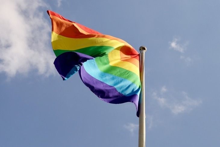  Британское посольство в Минске снова вывесило ЛГБТ-флаг