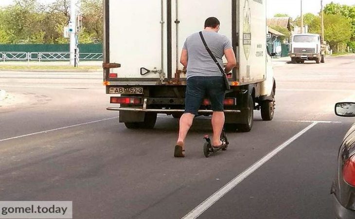 В Гомеле мужчина передвигался по проезжей части на странном транспорте