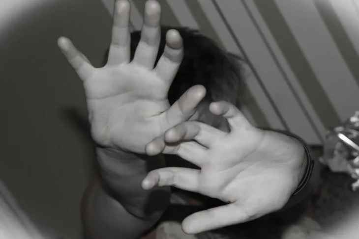Женщина избила сироту молотком и табуреткой: «окровавленный ребенок не дошел домой»