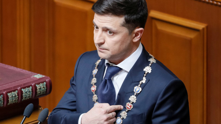 Украинскую писательницу возмутил русский язык Зеленского на инаугурации Украинскую писательницу возмутил русский язык Зеленского на инаугурации