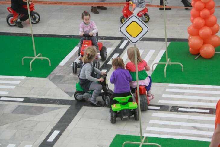 В Светлогорске легковушка сбила во дворе девочку