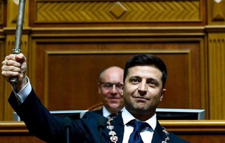 Плохой знак? После инаугурации Зеленского президентское удостоверение упало на пол Плохой знак? После инаугурации Зеленского президентское удостоверение упало на пол