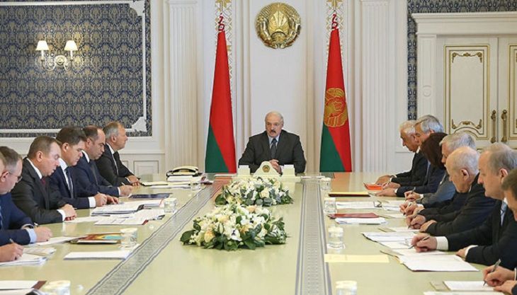 Лукашенко на совещании по экономике: почему не принимаем мер к России?