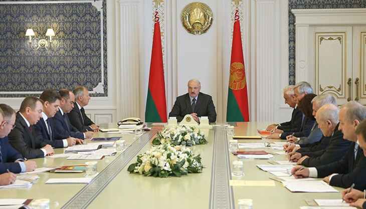 «Вы мне больше не пишите эти доклады. Вы просто теряете время»: Лукашенко недоволен тем, как решаются вопросы с Россией