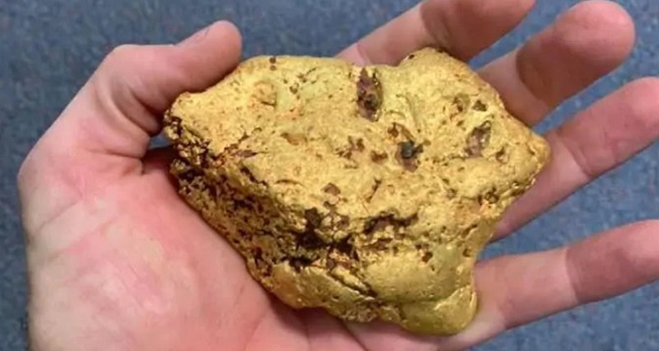 Мужчина нашел гигантский кусок золота, гуляя возле озера Мужчина нашел гигантский кусок золота, гуляя возле озера