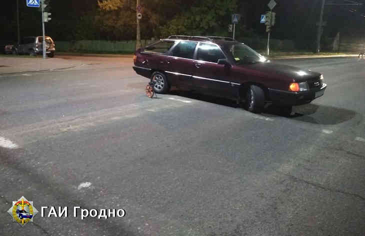 Не дождался зеленого света: в Гродно Audi поздно вечером сбила мужчину