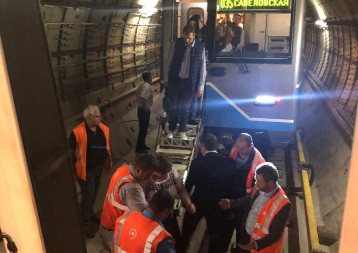 Эвакуация людей в московском метро: названы основные версии ЧП Эвакуация людей в московском метро: названы основные версии ЧП