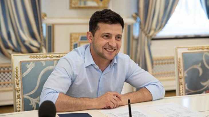 Зеленский пожаловался на неудобное президентское кресло Зеленский пожаловался на неудобное президентское кресло