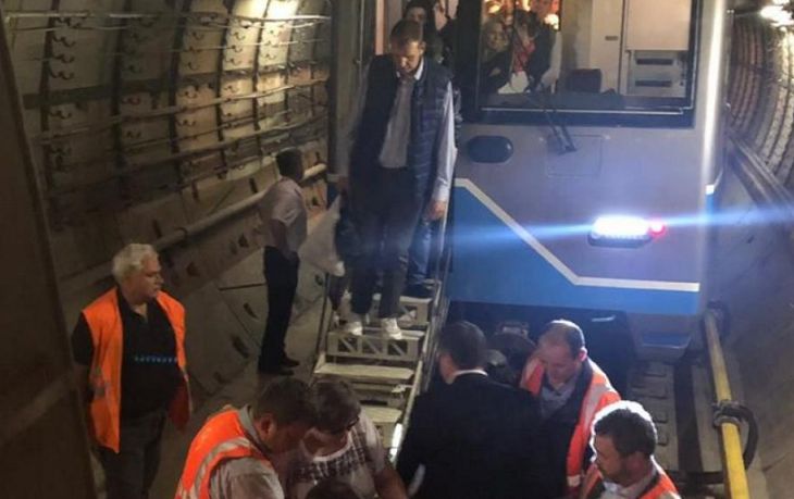 Без паники и по цепочке: как вызволяли сотни пассажиров из застрявших в московском метро поездов