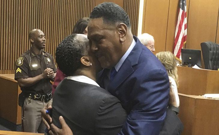 Мужчина отсидел 46 лет за убийство, которое не совершал Мужчина отсидел 46 лет за убийство, которое не совершал