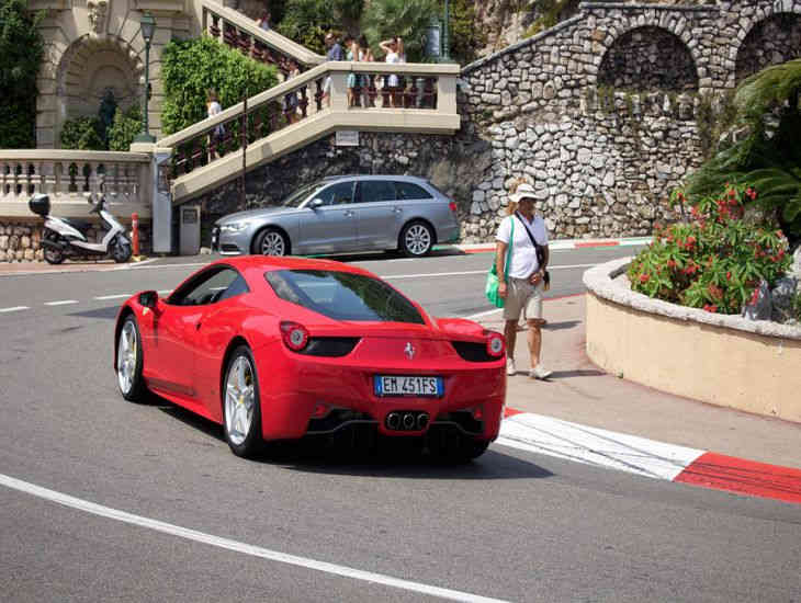 Итальянский отель включил в услуги поездку на Ferrari