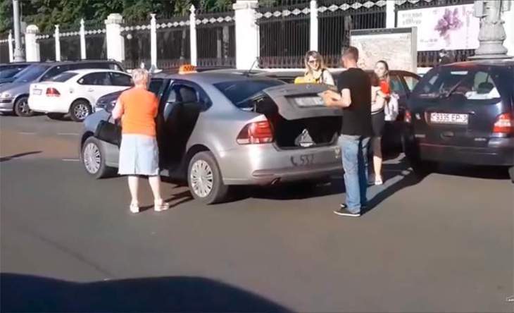 В Гомеле очевидец сорвал поездку в такси, увидев, как в него «грузятся» 7 человек