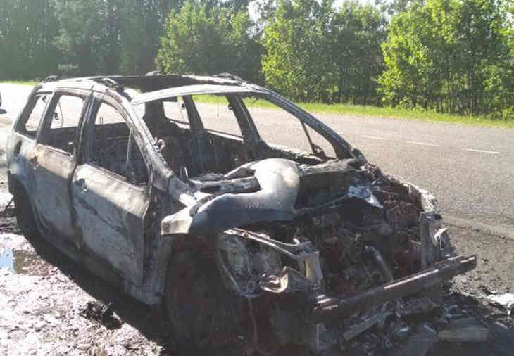 От машины ничего не осталось: В Вилейском районе у женщины-водителя на ходу загорелся автомобиль