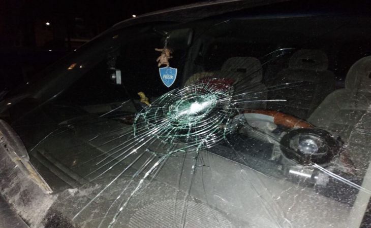 Немного выпила в гостях: В Мостах 22-летняя девушка ремнём и бутылкой разбила стекла в автомобилях