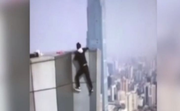 Страшное падение руфера с небоскреба попало на видео Страшное падение руфера с небоскреба попало на видео