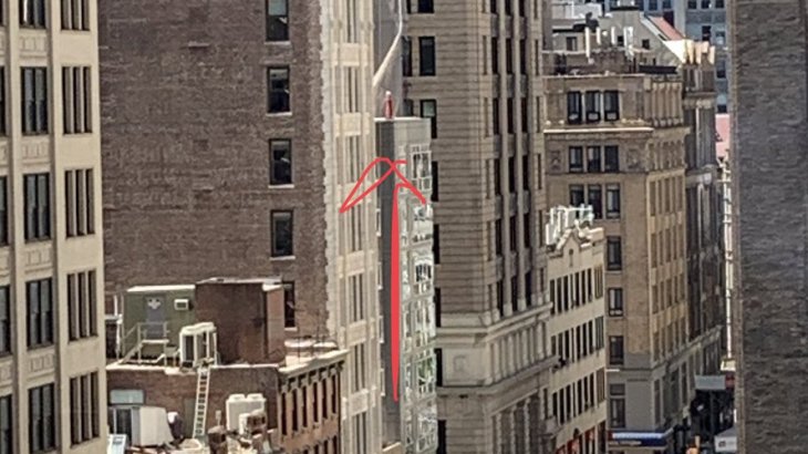 Женщина вызвала полицию, приняв зонт на крыше за самоубийцу в накидке