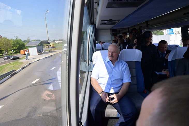Новости сегодня: отмена больничного для «тунеядцев» и поездка Лукашенко по МКАД