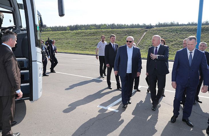 «Помолись, положи цветы и уходи». Во время поездки по МКАД Лукашенко остановился в Куропатах