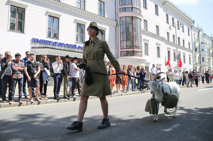 В Минске более 700 парней и девушек реконструировали партизанский парад 1944 года