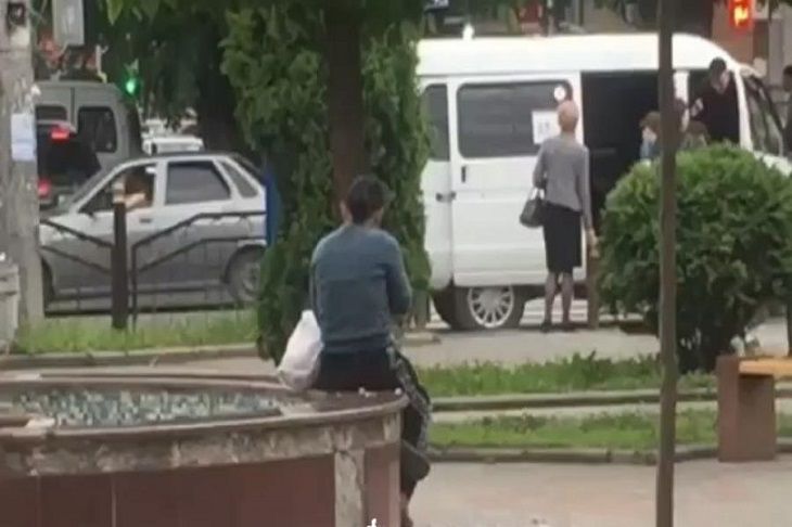 Дама прилюдно казнила голубя: оторвала голову и ощипала его