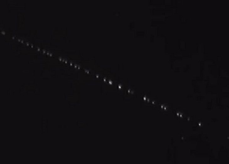 С Земли увидели полет спутникового «поезда» Илона Маска 