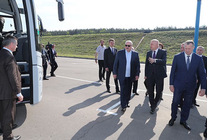 Дорогу не перекрывали. Посмотрите, с какой охраной возили Лукашенко в автобусе по МКАД