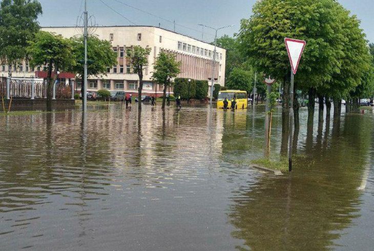 Машины «поплыли». Что сделал ливень с Новополоцком