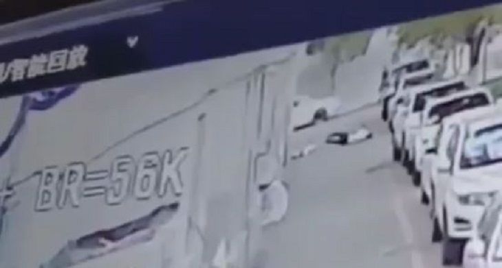 Прохожий попал в больницу, спасая падающего ребенка Прохожий попал в больницу, спасая падающего ребенка