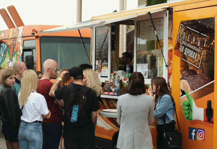 «Улитки, молочный лимонад, жареное мороженое»: в Гродно проходит Vulitsa Ezha