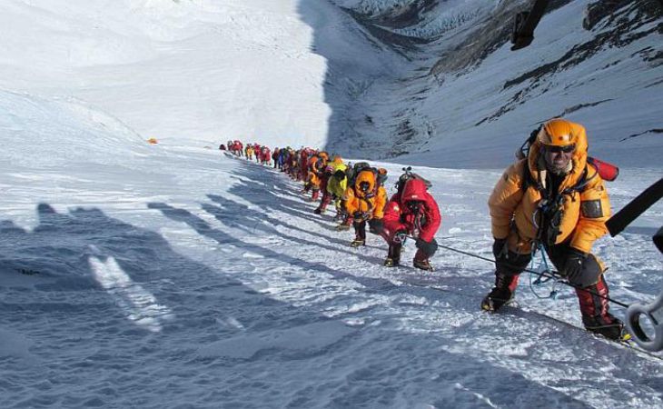 На Эвересте несколько дней массово гибнут альпинисты: что там происходит