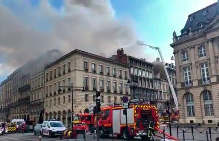Центр французского города Бордо охвачен огнем