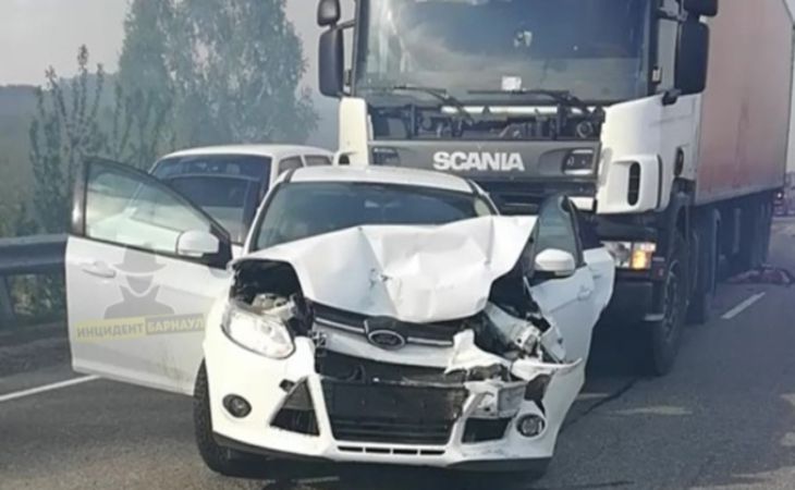 Мать бросилась под фуру, спасая своих детей Мать бросилась под фуру, спасая своих детей