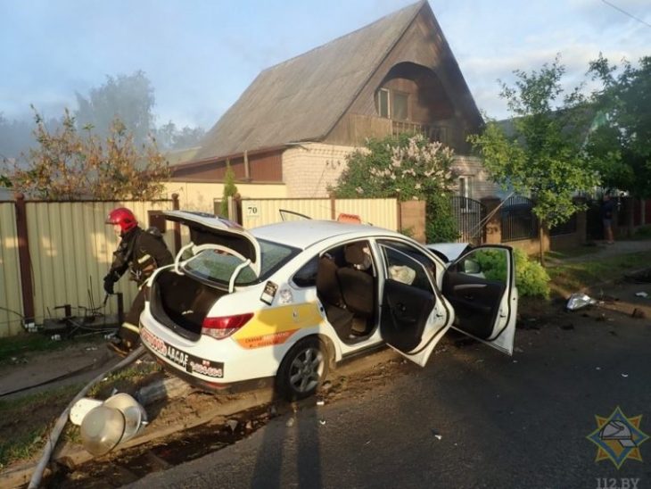 Таксист в Витебске сбил опору электропередач: провода подожгли дом