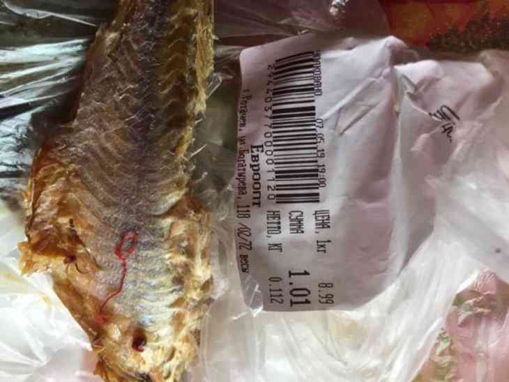 В Рогачеве продают «продукт года»: в качестве дополнения к «начинке» прилагаются живые черви
