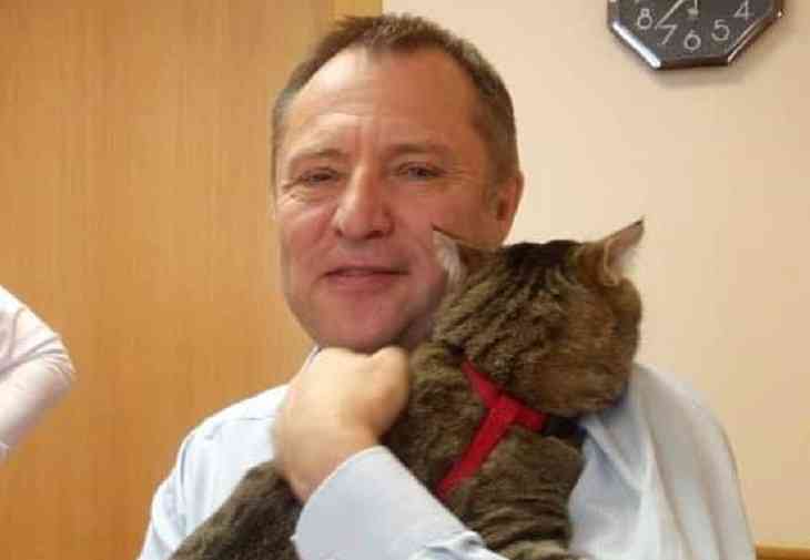 «Любишь котейку, люби и коготейки». Российский депутат пришел на заседание с котом