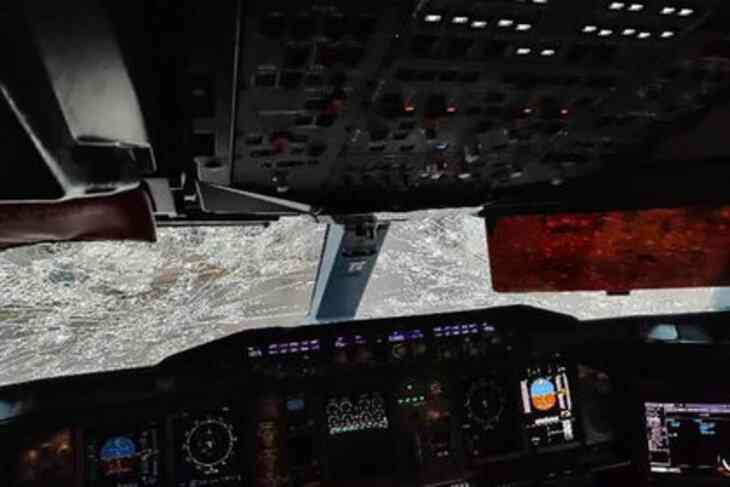 Пилот посадил самый большой авиалайнер с разбитым стеклом и носом Пилот посадил самый большой авиалайнер с разбитым стеклом и носом