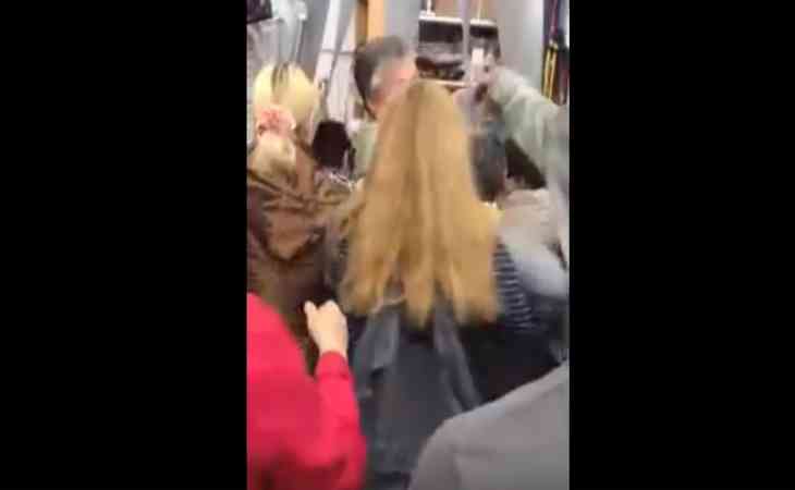 «Как дикари»: Покупатели устроили давку за дешевыми матрасами