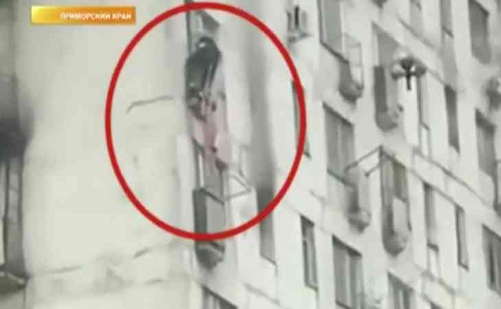 Мужчина спас детей из горящей квартиры, подняв их на свой балкон